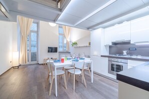 Fridge, microwave, oven, stovetop - Elegant and modern loft of approximately 65 sqm is located in an excellent position for moving around the city and served by all the necessary infrastructure, just a few minutes walk from Piazza Castello and the Royal Gardens. The apartment consists of t (Torino)