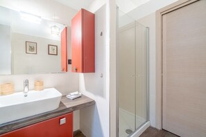 Douche, sèche-cheveux, bidet