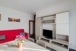 Living area - GuestHost - Zagar House-Venice Airport Close-by: Apt W/Parking (Mestre)