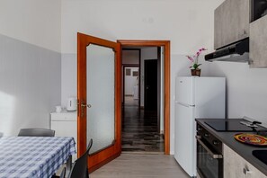 Een microgolfoven, een oven, een kookplaat