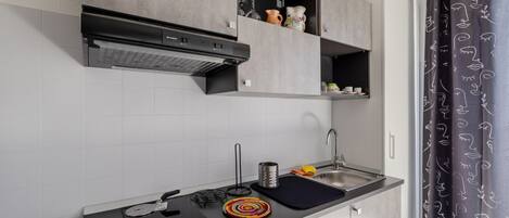 Mikroaaltouuni, uuni, liesi, leivänpaahdin