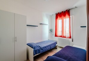 2 bedrooms, iron/ironing board, Internet