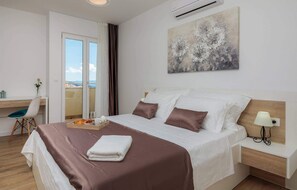 4 bedrooms, travel crib, free WiFi, bed sheets