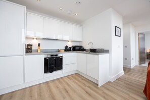 Geladeira, micro-ondas, fogão, cooktop