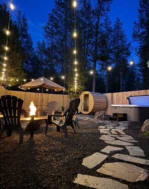 Terrace/patio - Ultimate Getaway ~ Hot tub ~ Sauna ~ Fire pit ~ Sun room ~ Mins from hwy & town (La Pine)
