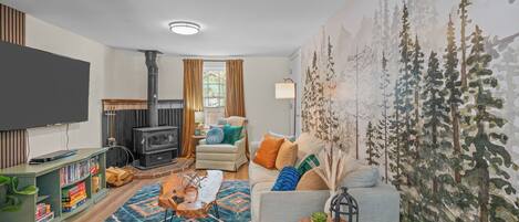 Smart-TV, Kamin, DVD-Player, Bücher