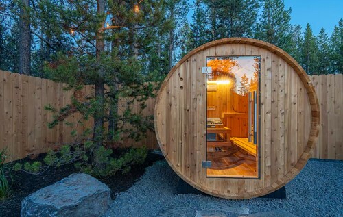 Ultimate Getaway ~ Hot tub ~ Sauna ~ Fire pit ~ Sun room ~ Mins from hwy & town