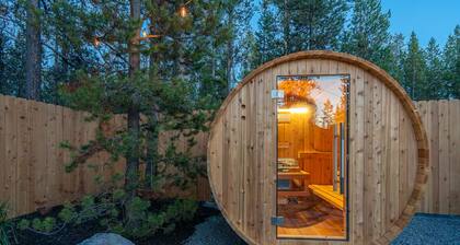 Ultimate Getaway ~ Hot tub ~ Sauna ~ Fire pit ~ Sun room ~ Mins from hwy & town