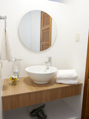 Kahden hengen superior-huone | Kylpyhuone | Suihku, ilmaiset hygieniatuotteet, hiustenkuivaaja, saippua