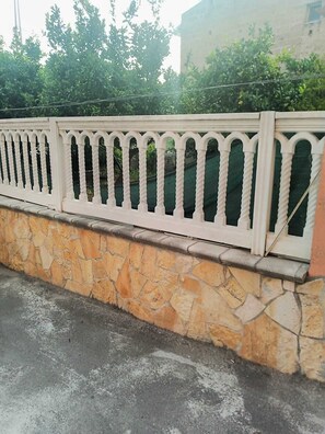 Exterior detail - COZY DETACHED APARTMENT, STRATEGICALLY LOCATED. (Grotticella-Scarfato)