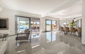 Fernseher, Kamin, Stereoanlage