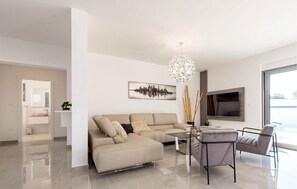 Fernseher, Kamin, Stereoanlage