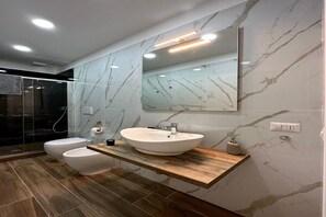 Haartrockner, Handtücher, Seife, Toilettenpapier