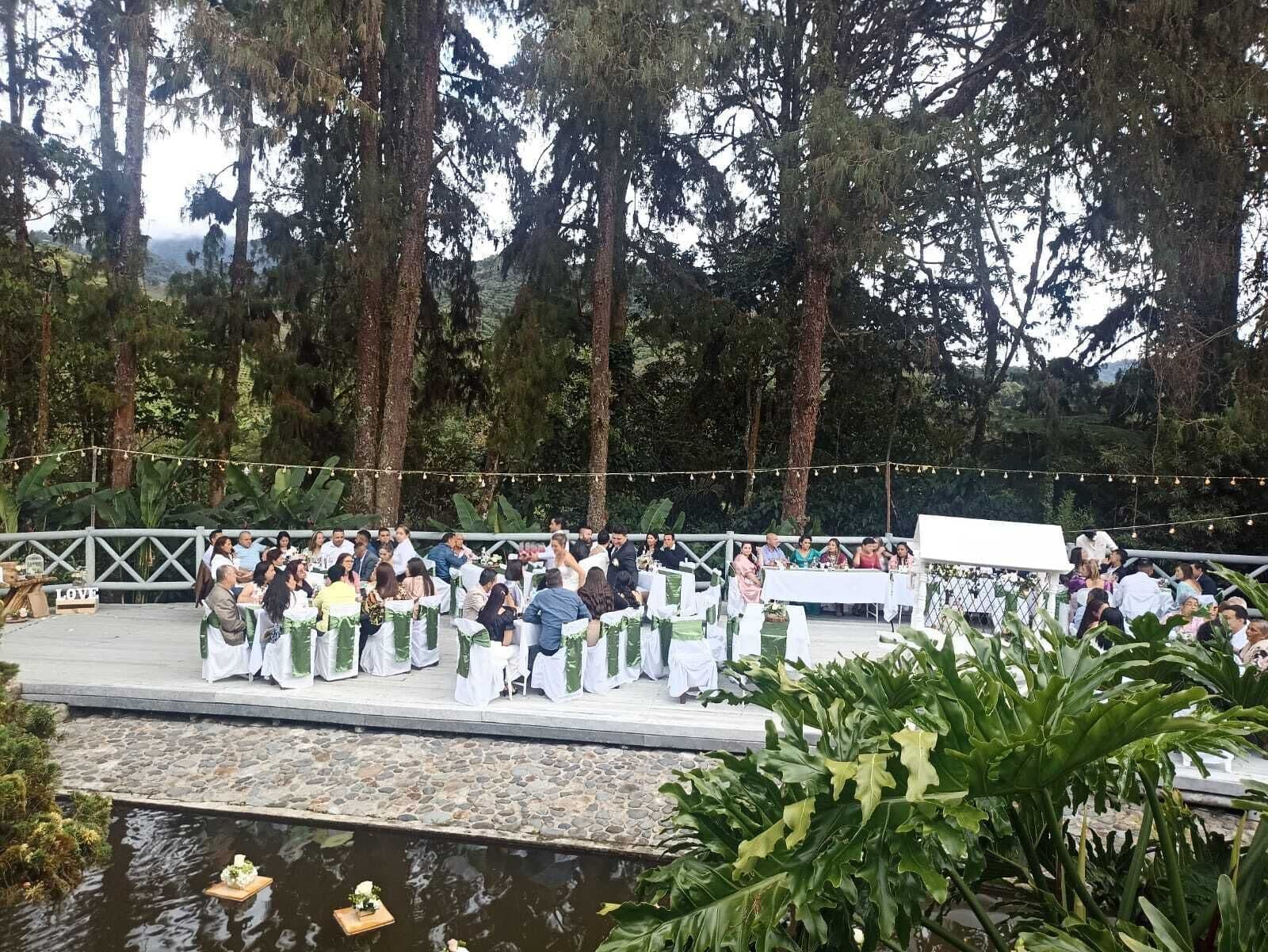 Televisi layar datar 24-inci dengan saluran TV kabel