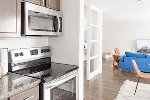 Een koelkast, een magnetron, een oven, een kookplaat