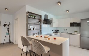 Kylskåp, ugn, diskmaskin och kaffe- och tebryggare