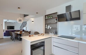 Kylskåp, ugn, diskmaskin och kaffe- och tebryggare