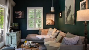 Smart TV, fireplace - Gold Finch- stunningly designed dog-friendly miner's cottage in Hepburn Springs (Hepburn)