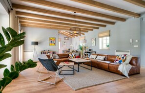 تلفزيون، مدفأة، ستيريو