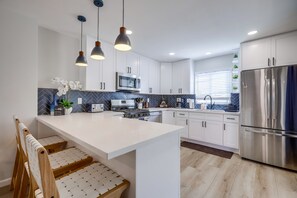 Refrigerador, microondas, horno, placa de cocina