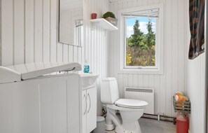 Shower, hair dryer - Nice home in Bogø By with WiFi (Bogø By)