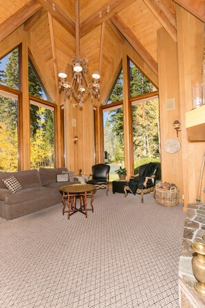 TV, fireplace - Fleur Du Lac 16 By Tahoe Getaways - Lakefront Monthly Rental with Pool, Tennis, Gym, Boat Slip (Homewood)