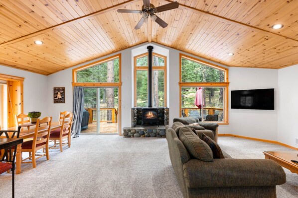 TV, fireplace, stereo - Forest Haven by Tahoe Getaways - Tahoe Donner Monthly Lease w/ Hot Tub & HOA (Truckee)