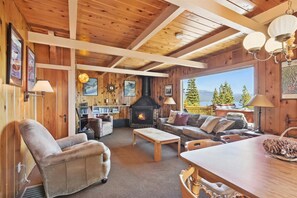 TV, fireplace - Lake Vista Ski Cabin - Stunning Lake Views, Fenced Backyard and Private Hot Tub (Carnelian Bay)
