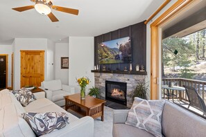 TV, fireplace - Dolomite Condo # 8 - Charming Ski Lease, Gas fireplace and Mountain Views (Truckee)