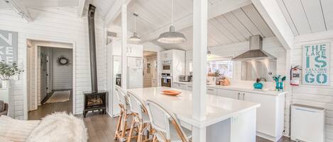 Frigorífico, microondas, horno y placa de cocina