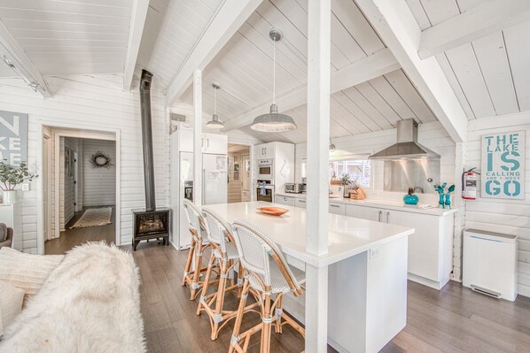 Køleskab, mikrobølgeovn, ovn, kogeplade