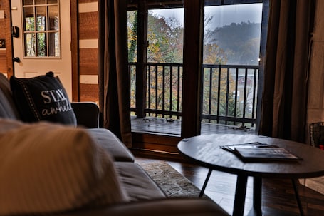 Smart TV, fireplace. Romantic Getaway•Views•Hot Tub•Fire Place•Seclusion