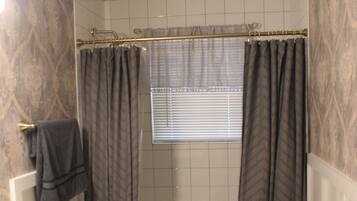 Secador de pelo, toallas, jabón y papel higiénico