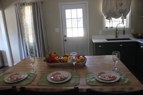 Relaxing country home 2 minutes from Caddo Lake!!! Pet Friendly!