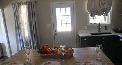 Relaxing country home 2 minutes from Caddo Lake!!! Pet Friendly!