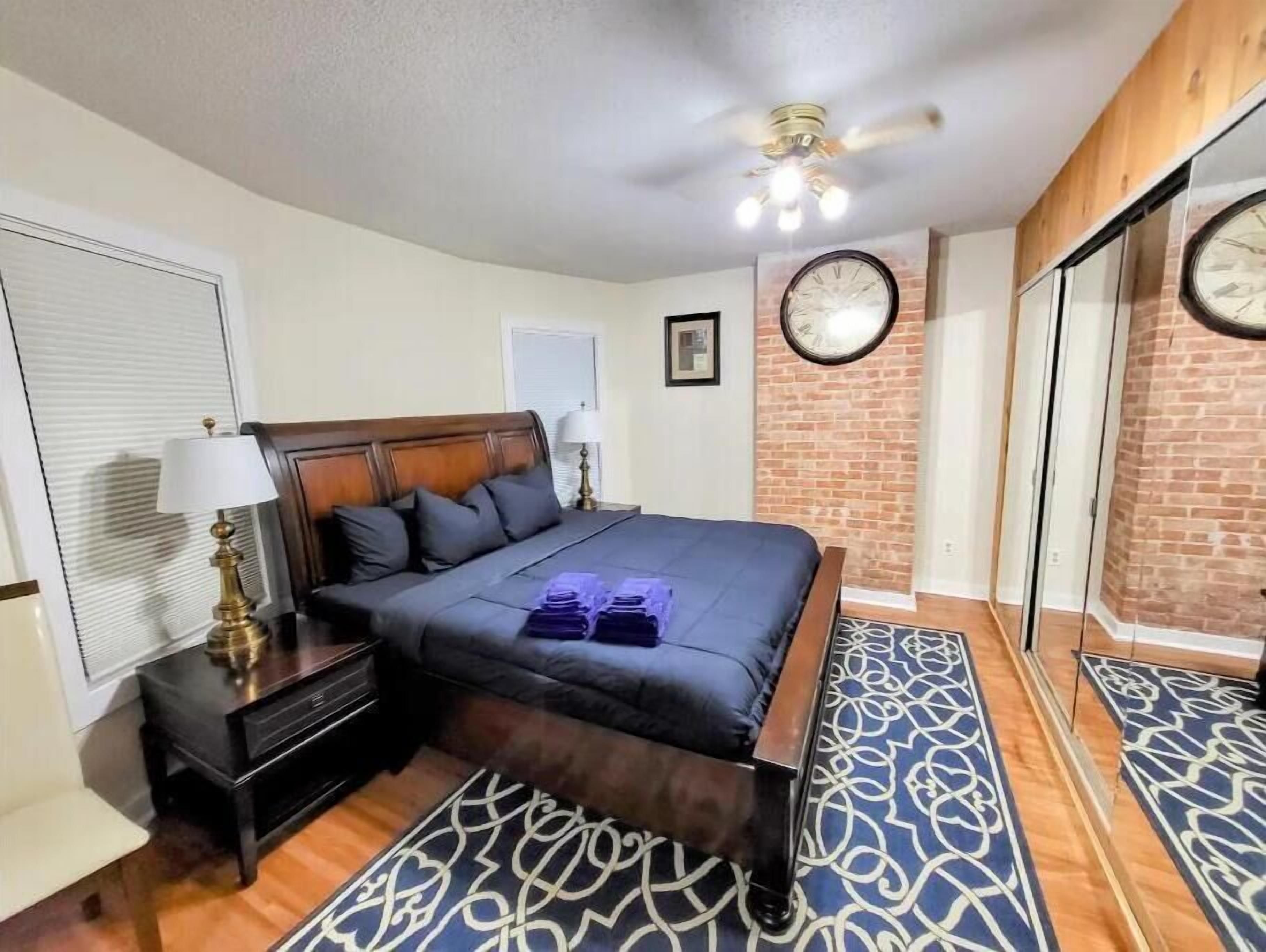 4 bedrooms, iron/ironing board, WiFi, bed sheets