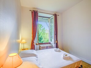 1 bedroom, bed sheets