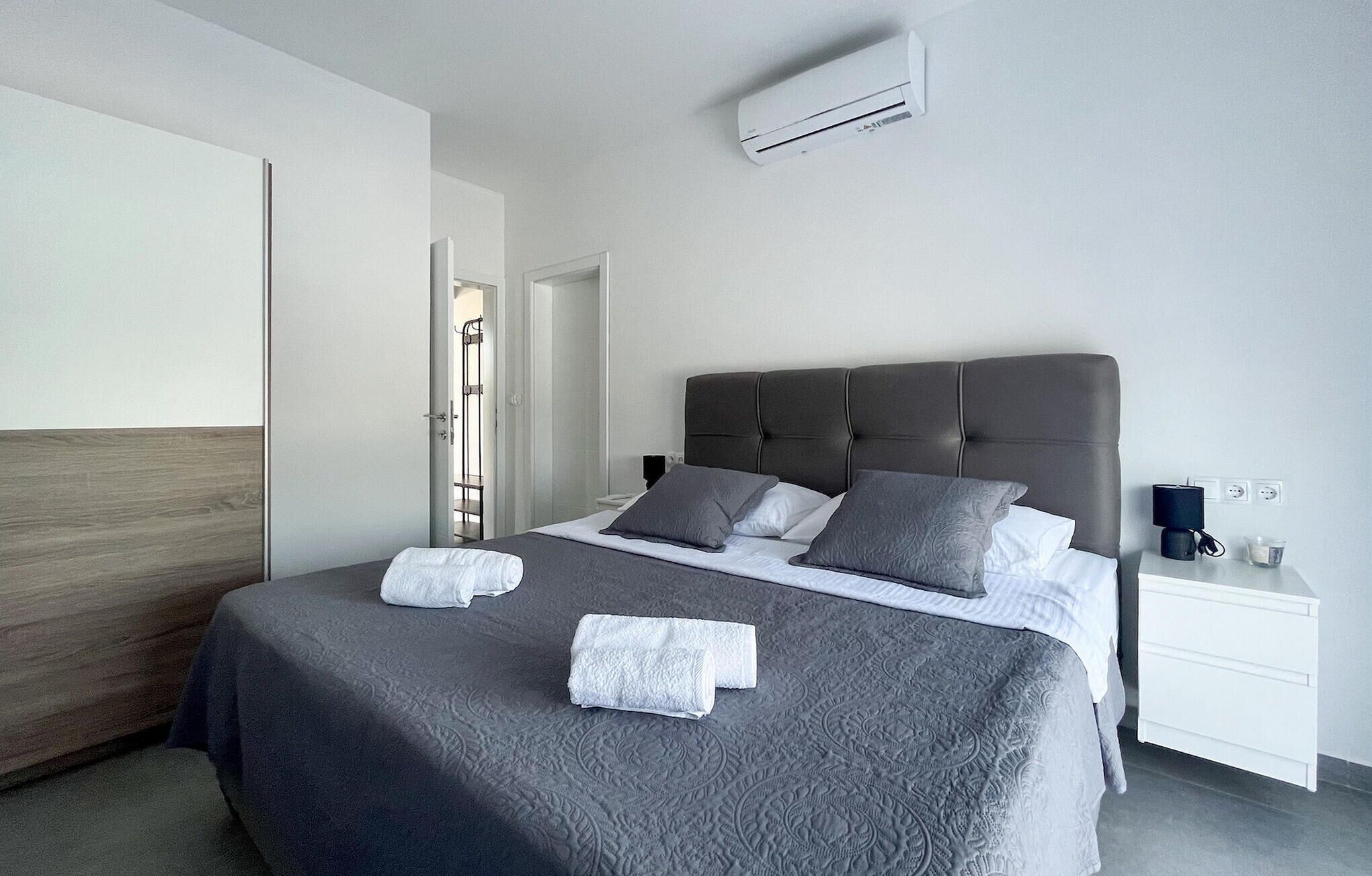 4 bedrooms, iron/ironing board, free WiFi, bed sheets