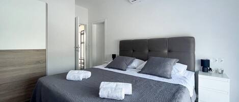 4 bedrooms, iron/ironing board, free WiFi, bed sheets