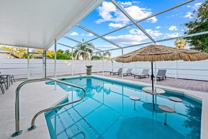 Utendørsbasseng og et oppvarmet basseng