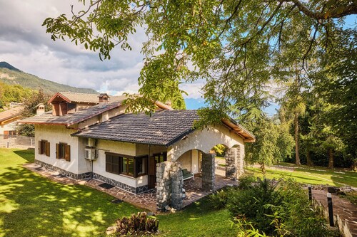 Modern Alpine chalet for sports,relax,history, Dolomite landscapes, pet free