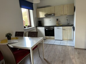 Dining - Kellenhusen - Heisterbusch 14-1 - Zentral und Ruhig Gelegene Ferienwohnung im Erdgeschoss für Max. 4 (Kellenhusen (Ostsee))