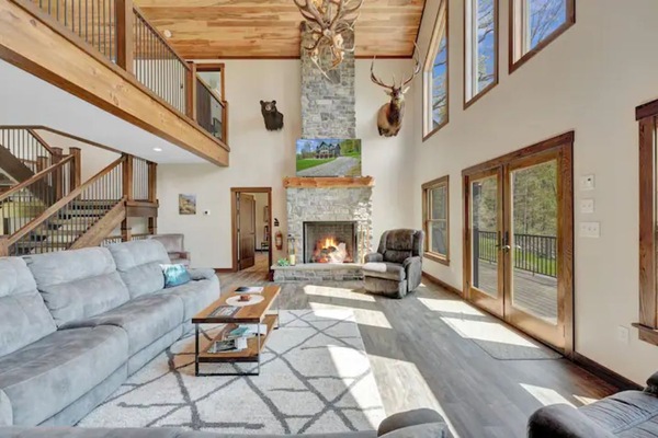 Una Smart TV, una chimenea, una mesa de tenis de mesa