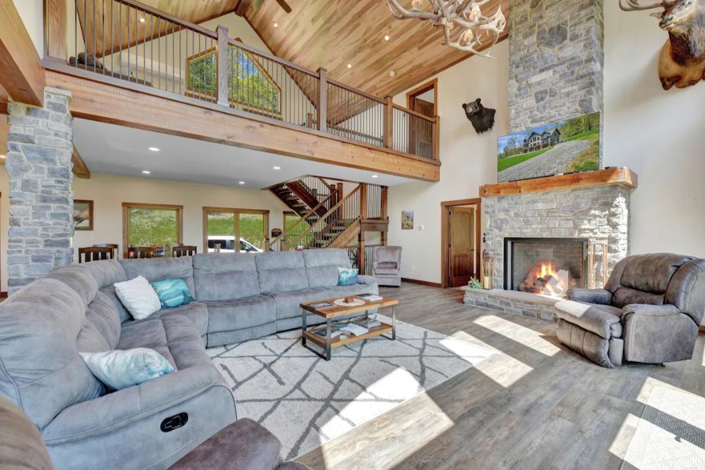 Una Smart TV, una chimenea, una mesa de tenis de mesa