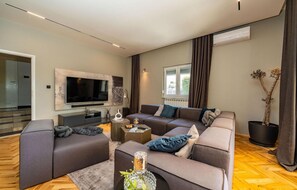 TV - Beautiful home in Zadar (Zadar)