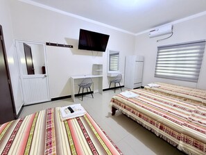 Habitación triple familiar | Edredón, escritorio, wifi gratis y ropa de cama 