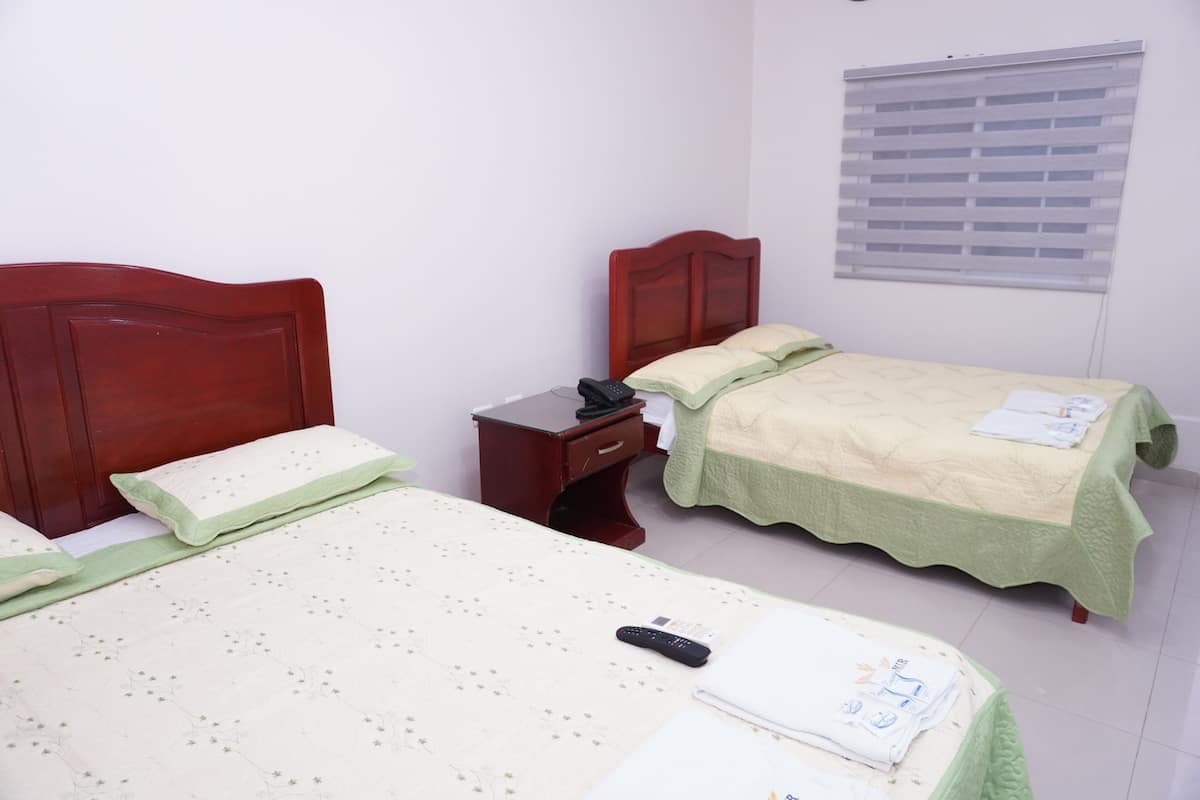 Escritorio, wifi gratis y ropa de cama