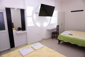 Habitación doble Deluxe, 2 camas Queen size | Edredón, escritorio, wifi gratis y ropa de cama 