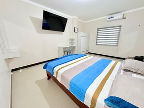 Deluxe-Zimmer | Daunenbettdecken, Schreibtisch, kostenloses WLAN, Bettwäsche