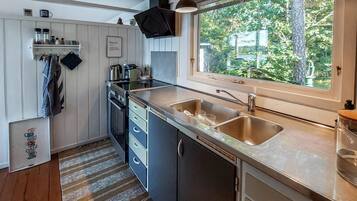 Kjøleskap, ovn, kokeplater og kaffetrakter/tekoker